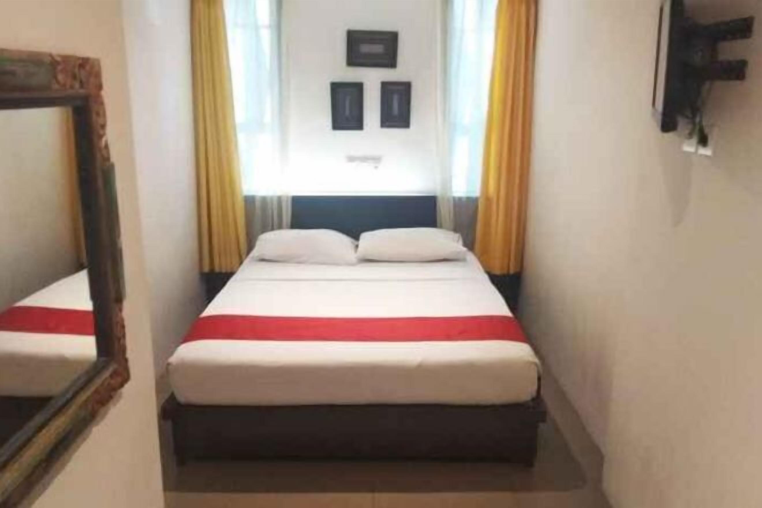 Caja de seguridad en la habitación, muebles diferentes y escritorio 