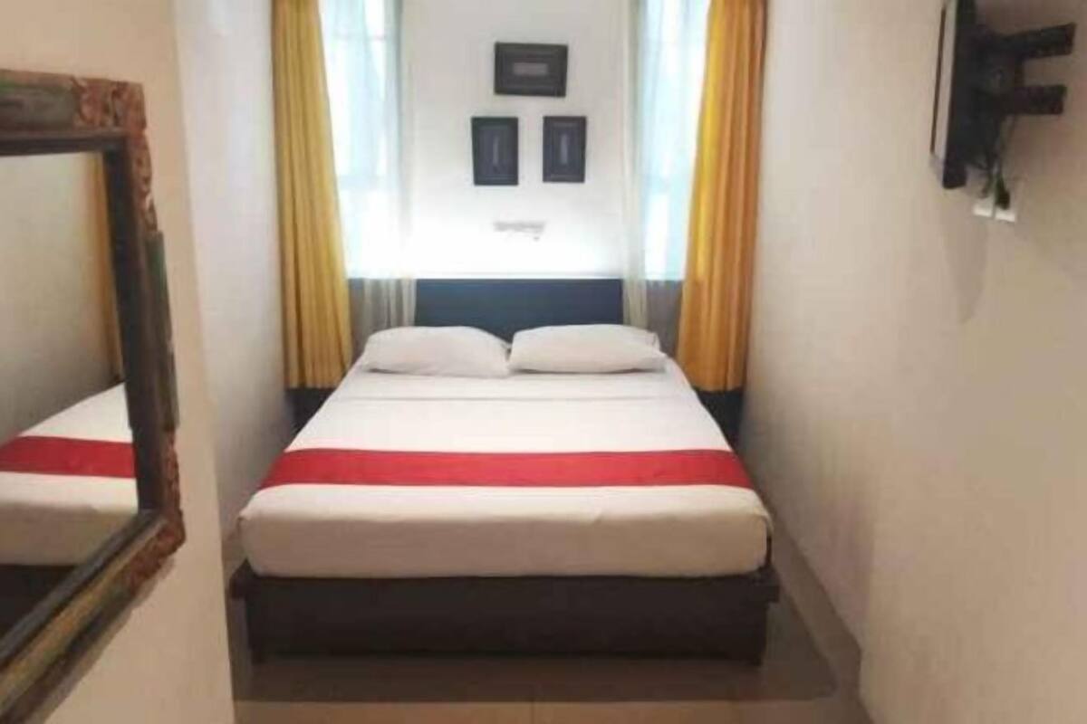 Brankas, dilengkapi dengan perabotan berbeda-beda, dan meja kerja