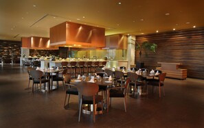 2 restaurantes, se sirven desayunos, comidas, cenas y cocina india