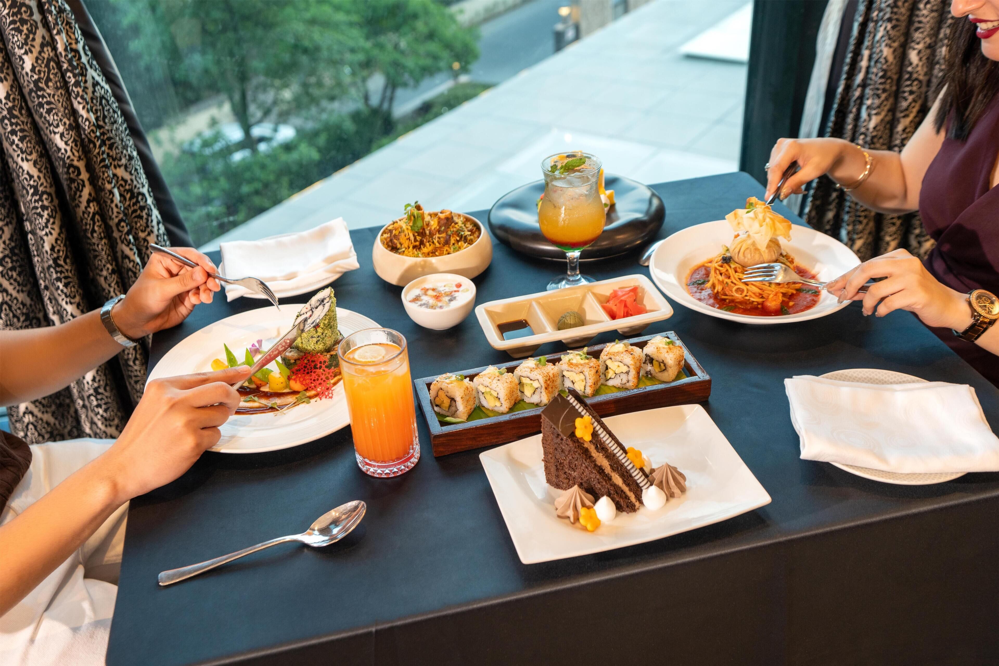 2 restaurants; breakfast, lunch, and dinner served