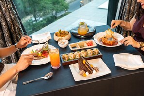 2 restaurantes; se sirve desayuno, almuerzo y cena