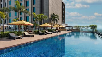 Hồ bơi ngoài trời phục vụ theo mùa, ghế dài tắm nắng