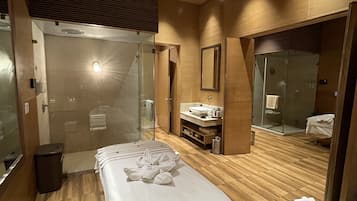 Couples treatment rooms, body treatments, aromatherapy