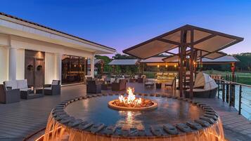 4 bars/lounges, een swim-up bar, een poolbar