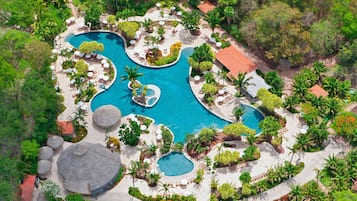 Una piscina al aire libre, sombrillas