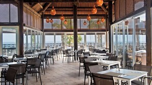2 間餐廳；供應早餐、午餐、晚餐和早午餐