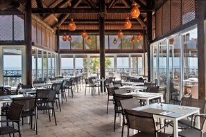 2 restaurants servant le petit déjeuner, le déjeuner et le dîner