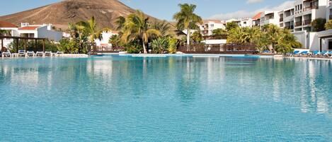 4 piscines extérieures, piscine sur le toit, chaises longues
