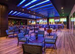4 bars/lounges, een poolbar