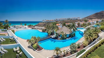 4 outdoor pools, a rooftop pool, pool loungers