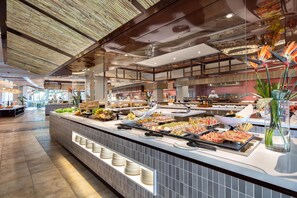 3 restaurants, serveren ontbijt