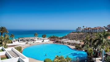 4 outdoor pools, a rooftop pool, pool loungers