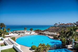 4 piscinas al aire libre, una piscina en la azotea
