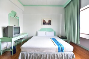 商务双人房 (Business Deluxe Double) | 高档床上用品、客房内保险箱、办公桌、遮光窗帘