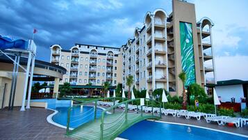 Indoor pool, 2 outdoor pools