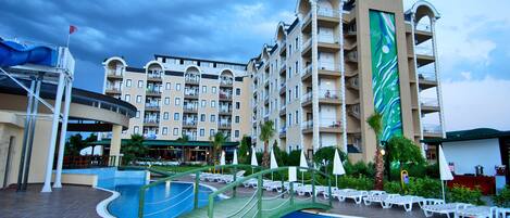 Indoor pool, 2 outdoor pools