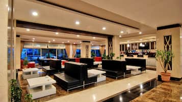 4 bares o lounges, 2 bares junto a la alberca
