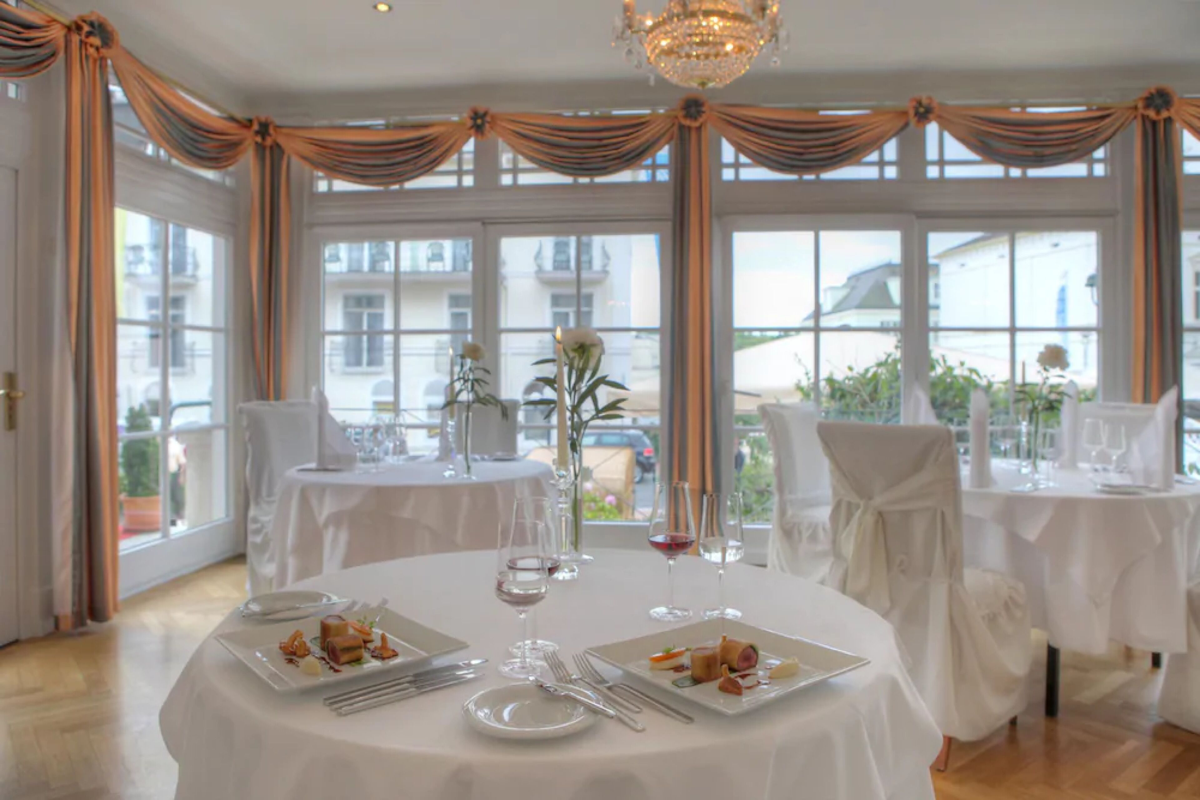 2 restaurants, international cuisine