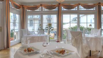 2 restaurants, international cuisine