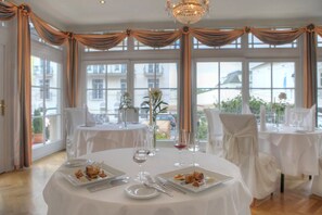 2 restaurants, international cuisine