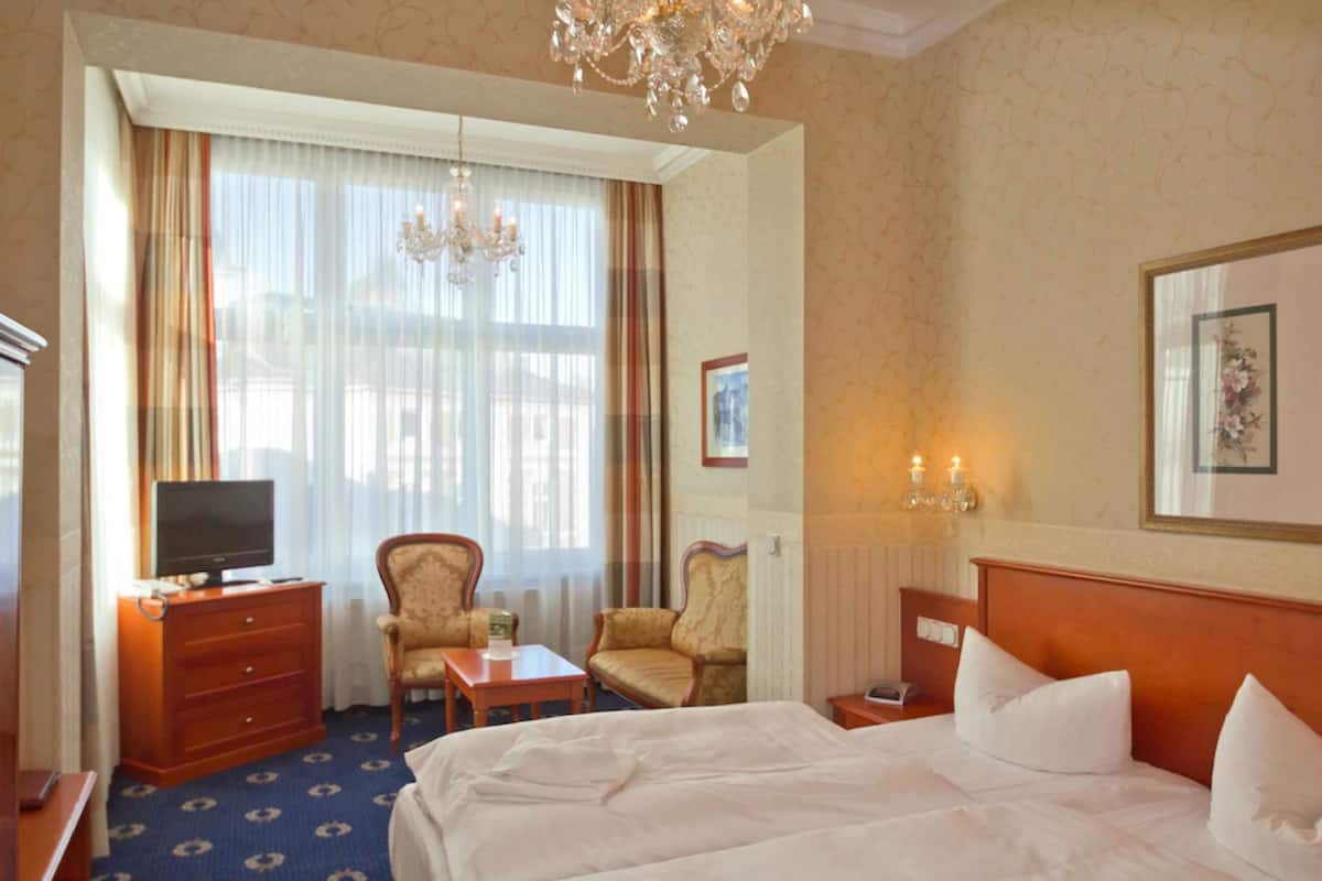 Tweepersoonskamer | Luxe beddengoed, een kluis op de kamer, verduisterende gordijnen