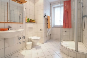 Leilighet, 2 soverom, anneks | Bad | Toalettartikler (inkludert), hårføner, håndklær og såpe