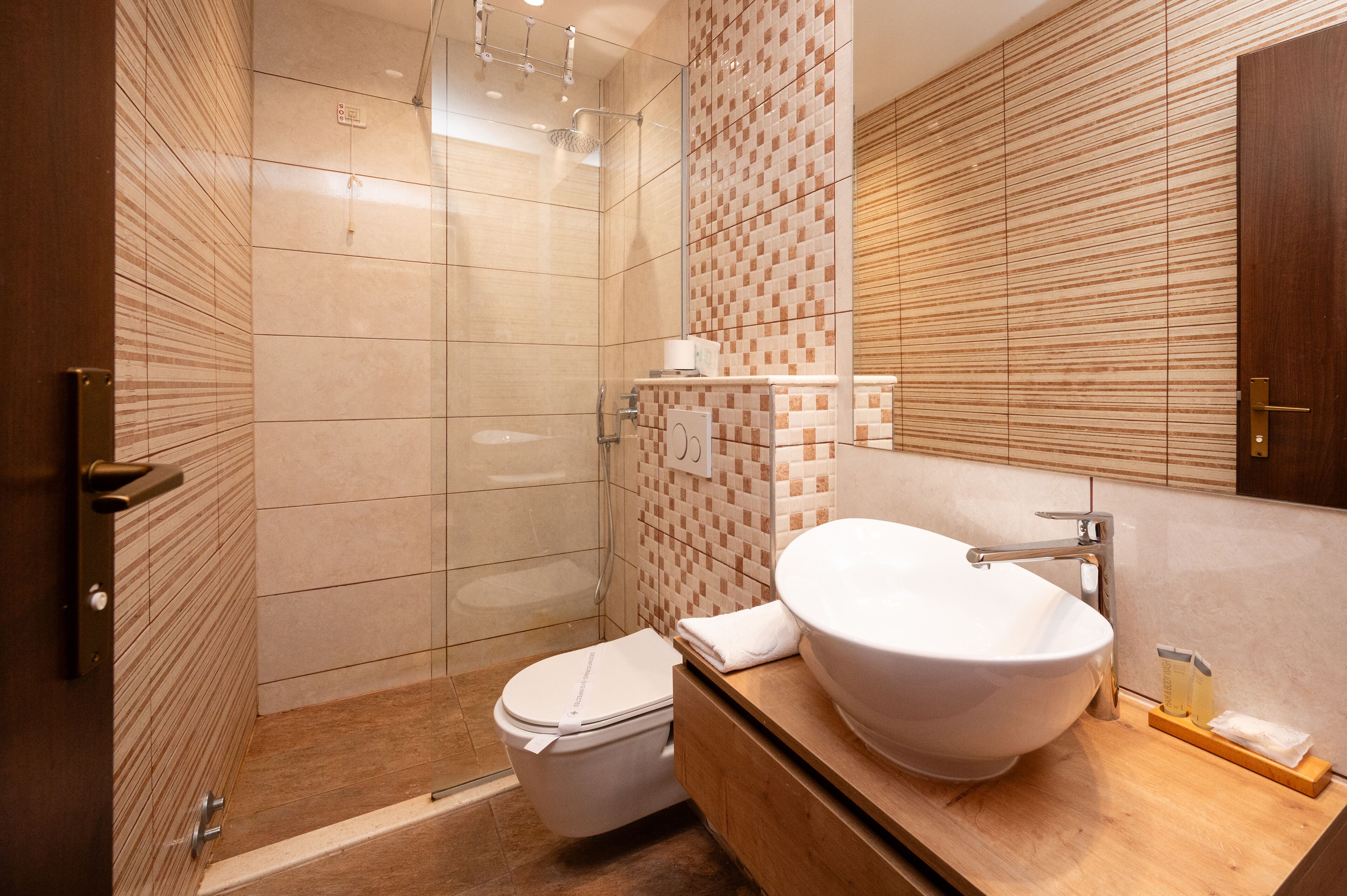 combined shower/bathtub, hair dryer, bathrobes, slippers