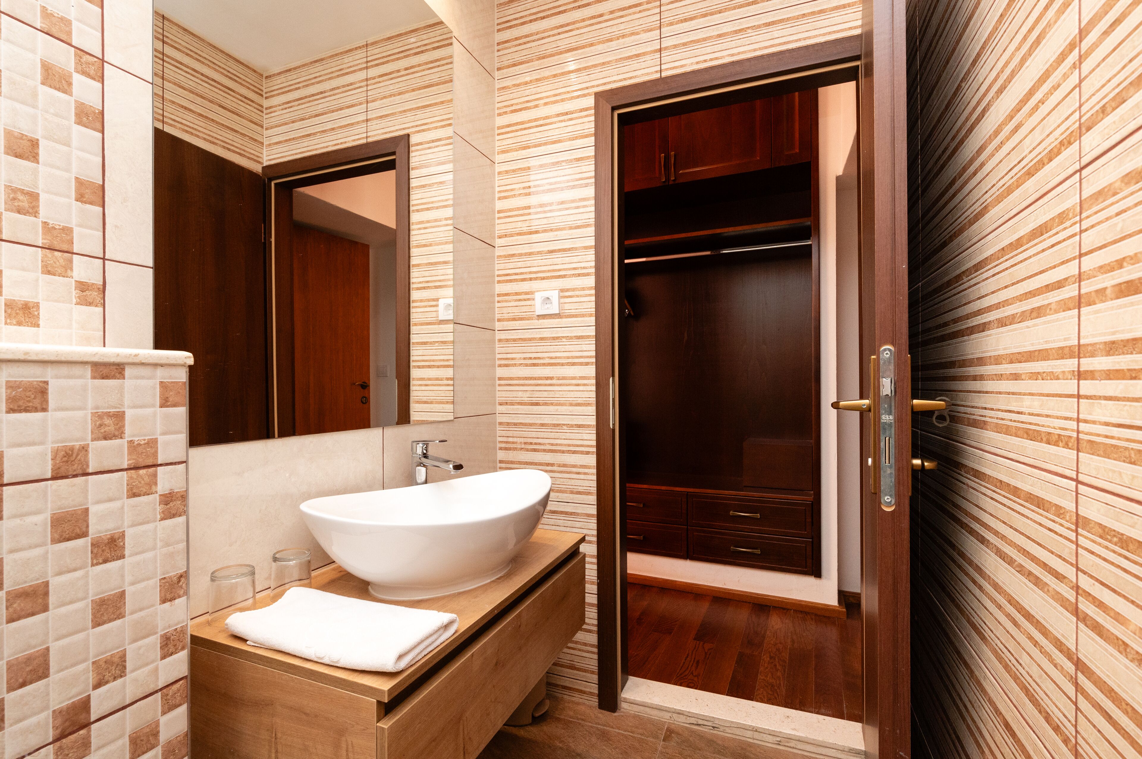 combined shower/bathtub, hair dryer, bathrobes, slippers