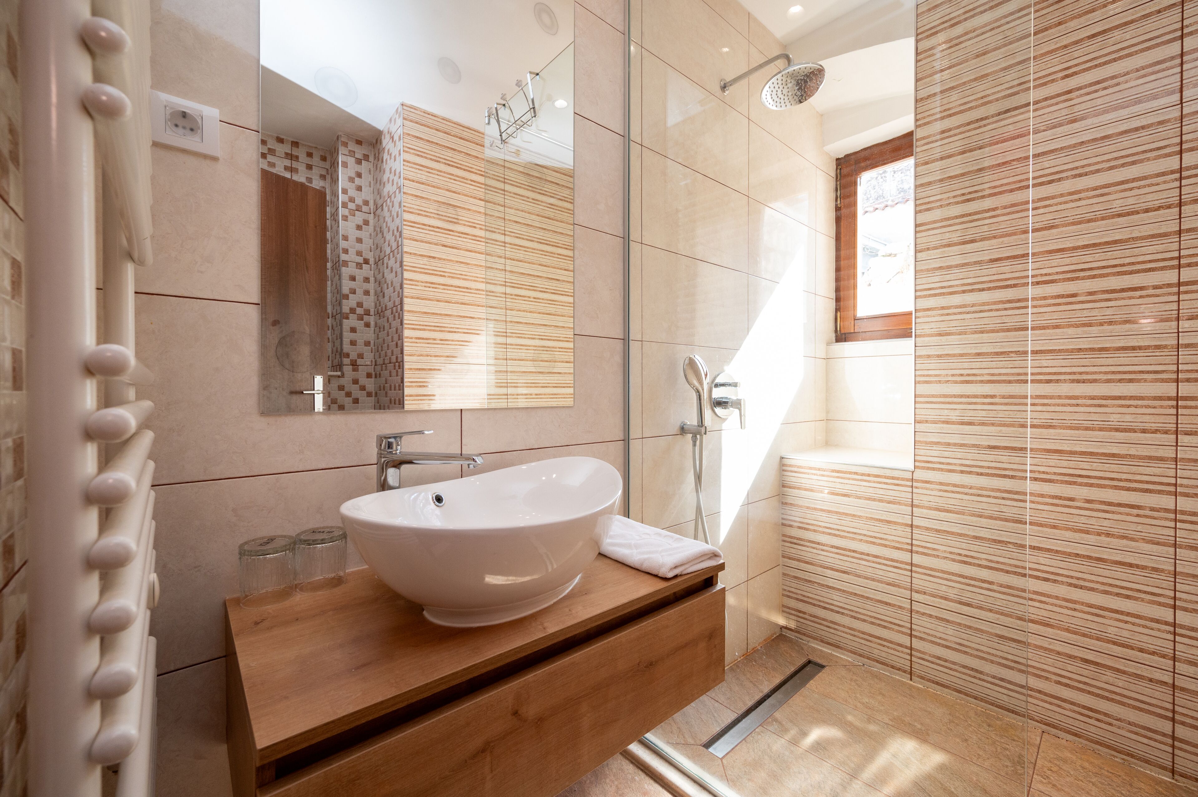 combined shower/bathtub, hair dryer, bathrobes, slippers