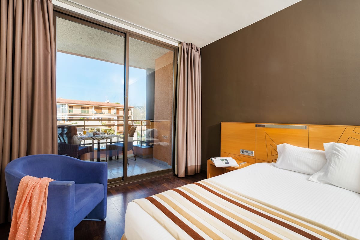 minibar, in-room safe, desk, rollaway beds