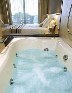 Double Room, Jetted Tub, Sea View | Jetted bathtub