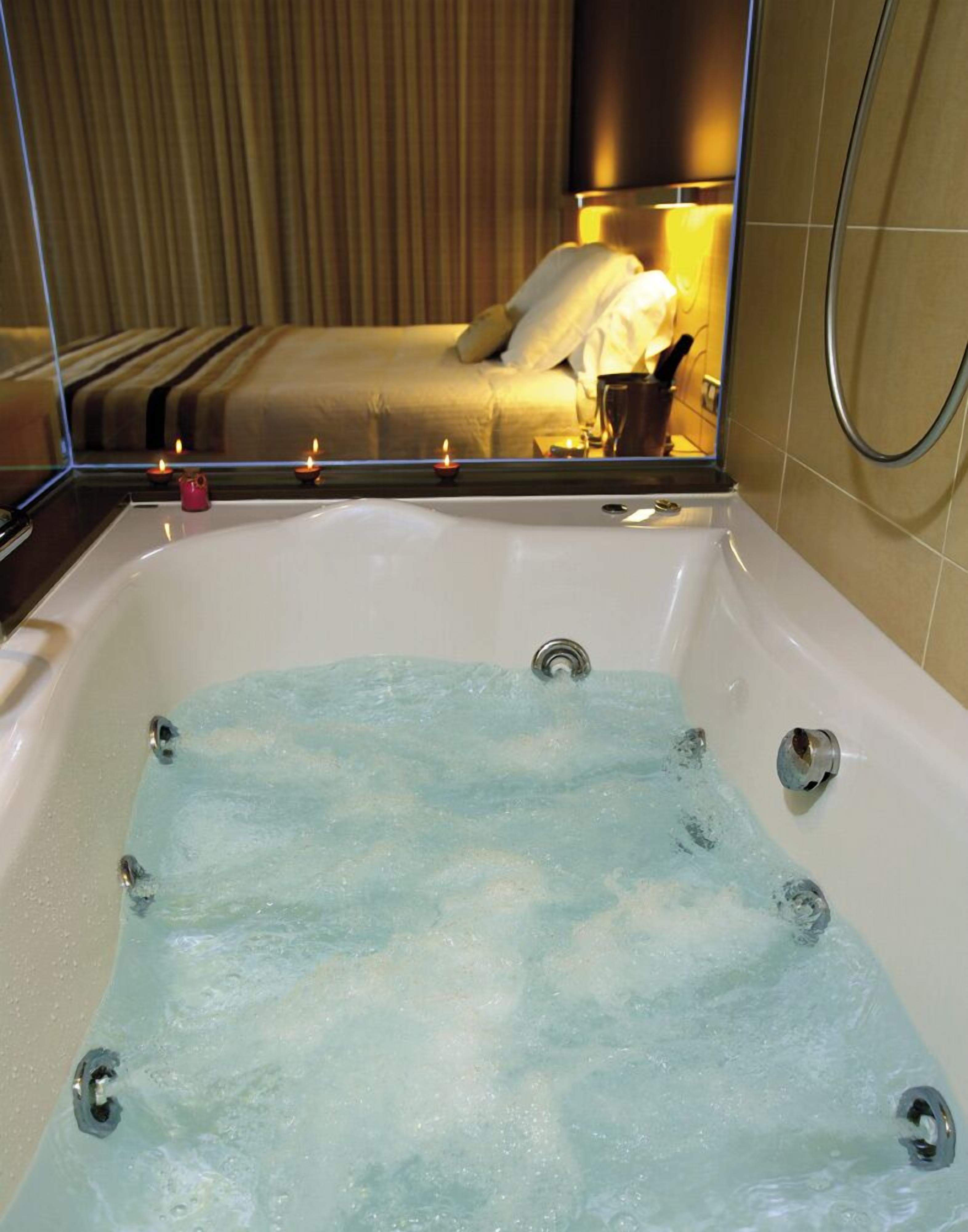standard double room, jetted tub | jetted bathtub
