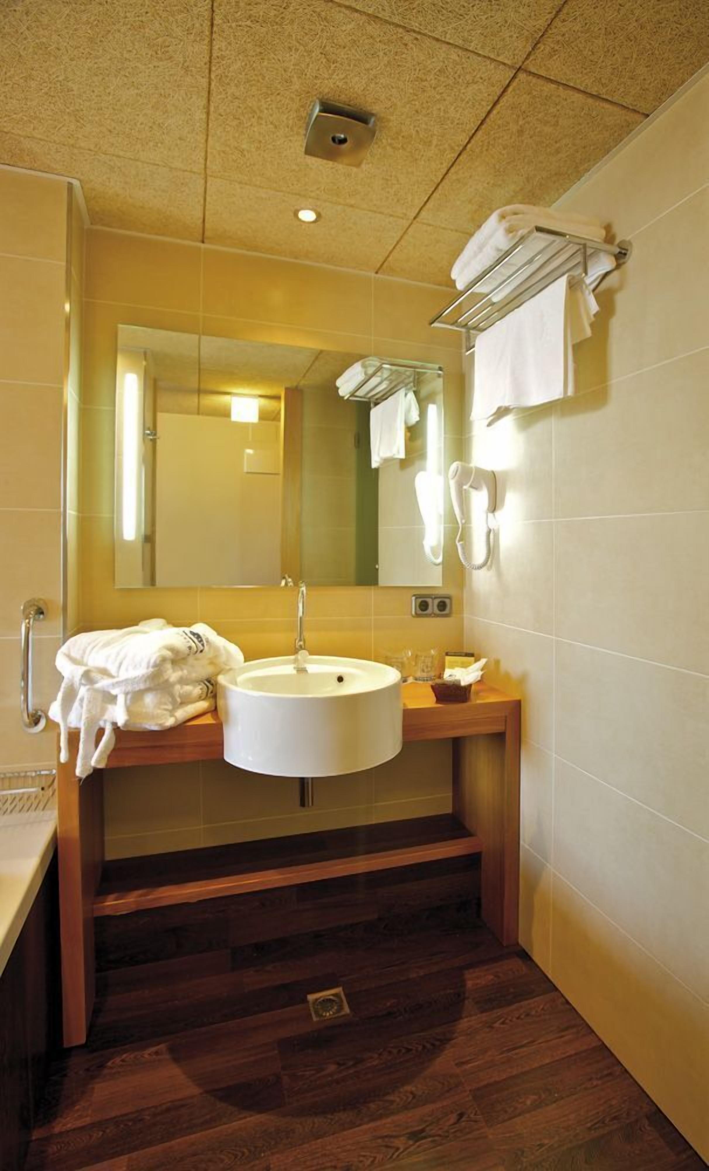 standard double room, jetted tub | bathroom sink