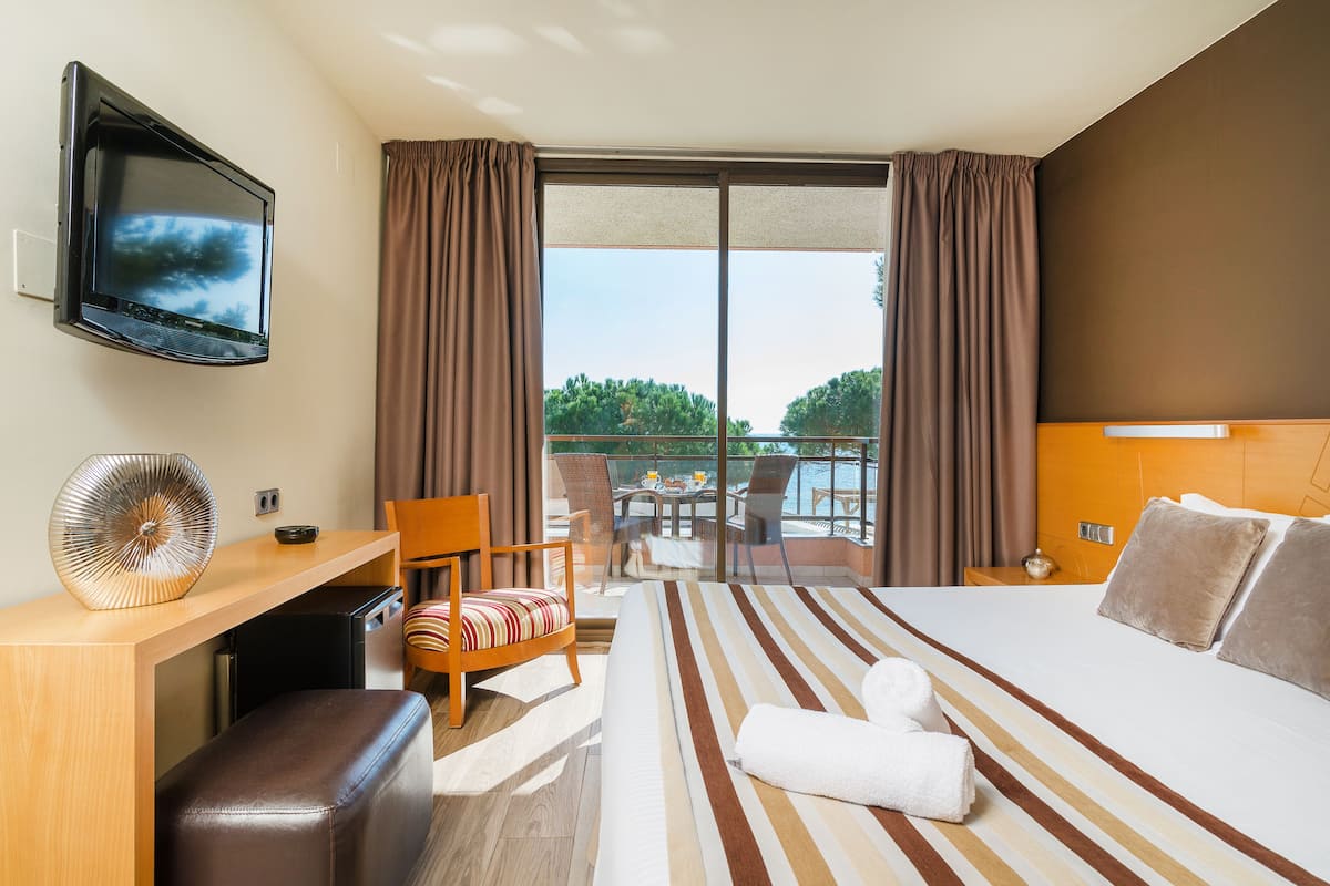 minibar, in-room safe, desk, rollaway beds