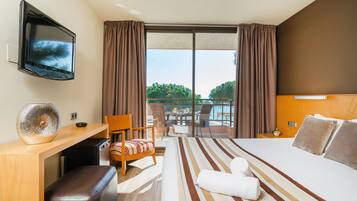 Minibar, safe på rommet, skrivebord og ekstrasenger (mot et tillegg)