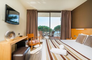 Minibar, coffres-forts dans les chambres, bureau