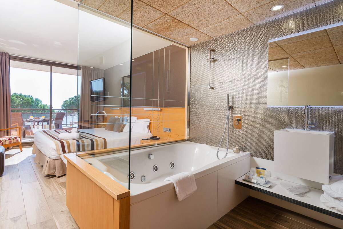 Habitación doble, bañera de hidromasaje, vistas al mar | Minibar, caja fuerte, escritorio y camas supletorias