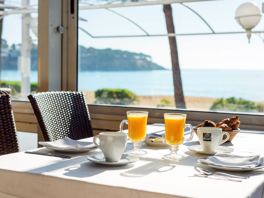 Desayuno completo gratuito y diario