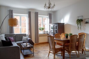 Apartamento Deluxe, 1 habitación, cocina, vistas a la ciudad | Zona de estar | Televisión de pantalla plana de 20 pulgadas con canales por cable