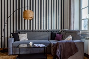 Apartamento luxo, 1 quarto, cozinha, vista para a cidade | Área de estar | TV de tela plana 20 polegadas com canais a cabo, TV