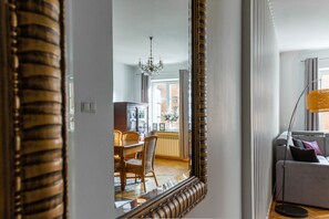 Deluxe appartement, 1 slaapkamer, keuken, uitzicht op de stad | Woonruimte | Een 20-inch flatscreentelevisie met kabelzenders en televisie