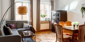 Apartamento luxo, 1 quarto, cozinha, vista para a cidade | Área de estar | TV de tela plana 20 polegadas com canais a cabo, TV