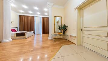 Suite | 1 bedroom, minibar, in-room safe, blackout drapes