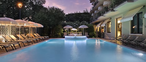 2 piscines extérieures, parasols de plage, chaises longues