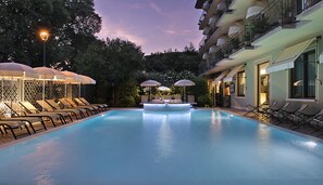 2 outdoor pools, pool umbrellas, pool loungers - Palace Hotel San Pietro (Bardolino)