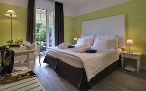 Minibar, in-room safe, desk, laptop workspace - Palace Hotel San Pietro (Bardolino)