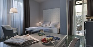 Minibar, in-room safe, desk, laptop workspace - Palace Hotel San Pietro (Bardolino)