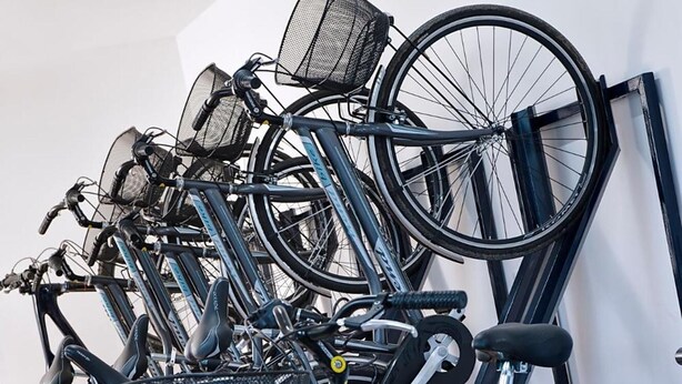 Un ensemble de vélos garés dans un endroit abrité.