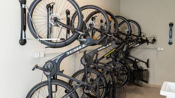 Un soporte de bicicleta en la pared con varias bicicletas.