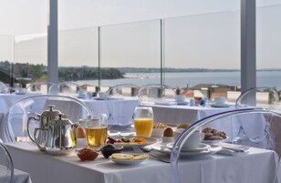 Desayuno completo gratuito y diario